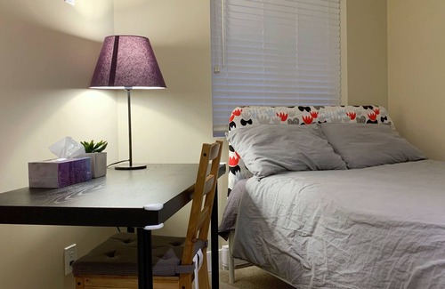 Burke Mountain House | Cozy Home is located in Burke Mountain