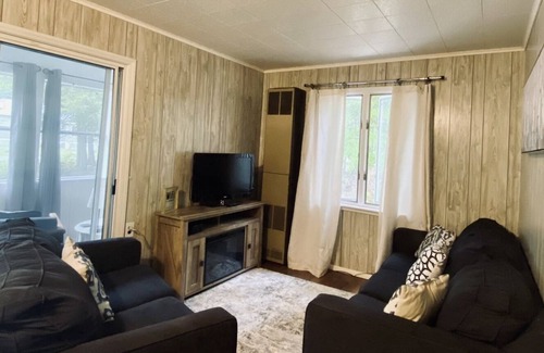 Woodgate House | Cozy home just minutes from White Lake