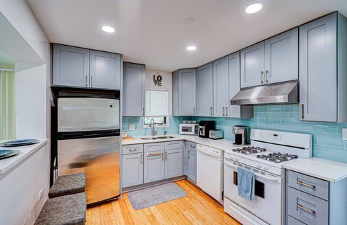 Highland Hills House | Cozy Home | King Bed | 10P | Metra | Chicago Suburb