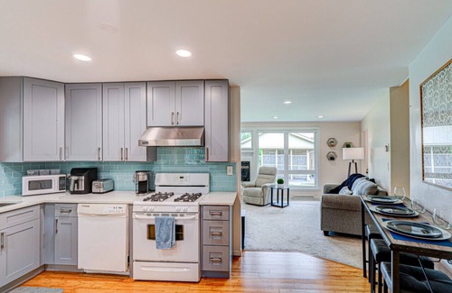 Highland Hills House | Cozy Home | King Bed | 10P | Metra | Chicago Suburb