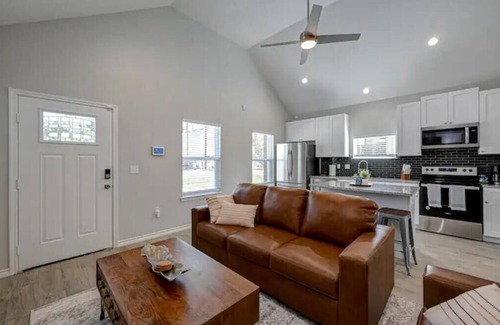 Montgomery House | Cozy Home Lake Conroenn