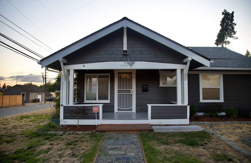 South Tacoma House | Cozy home located conveniently located in Tacoma