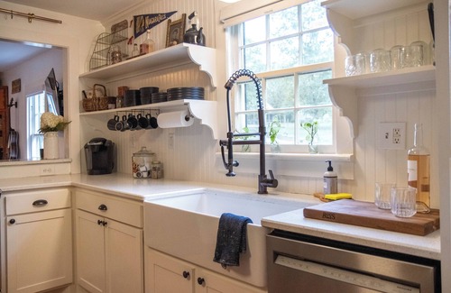 Franklin House | Cozy home located in the heart of Leipers Fork Village with hot tub and fire pit