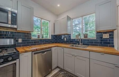 East Point House | Cozy Home Near ATL Airport: 2-Bedrooms, 2-Beds + 1-Futon