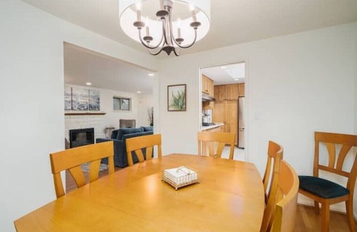 Bryant House | Cozy Home near Children's Hospital & UW Medical Center at Montlakenn