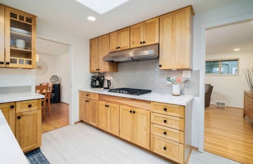 Bryant House | Cozy Home near Children's Hospital & UW Medical Center at Montlakenn