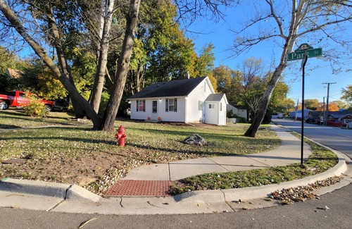 Algonquin House | *Cozy home near downtown and fox river*