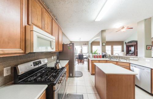 Manvel House | Cozy home near Houston Medical Center, NRG Stadium and Galleria
