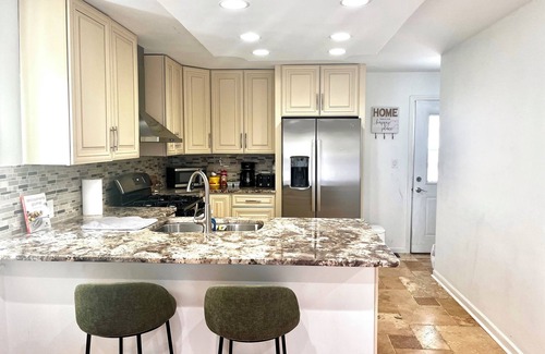 Des Plaines House | Cozy Home near O'Hare & fun Hubs with AC