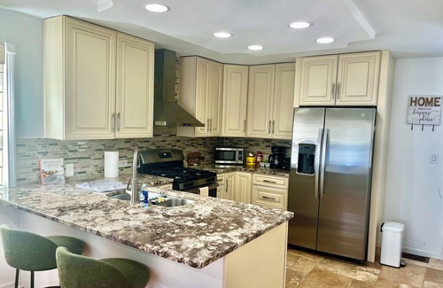 Des Plaines House | Cozy Home near O'Hare & fun Hubs with AC