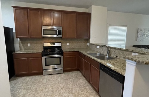 Hutto House | Cozy home, near Samsung,Dell Diamond and shopping centers.