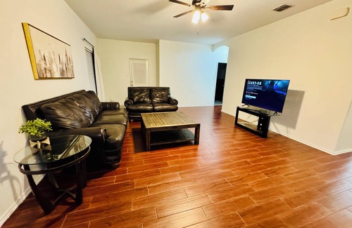 Hutto House | Cozy home, near Samsung,Dell Diamond and shopping centers.