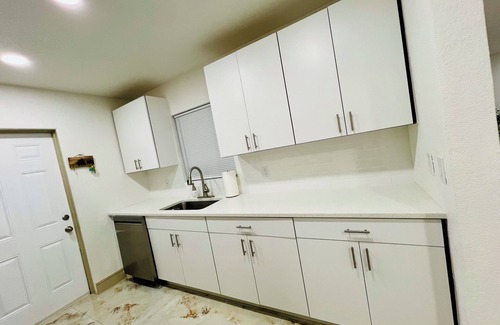 Clearwater House | Cozy Home Near the Beach + Games & Fast WiFi