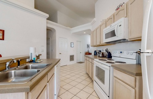 Marbella House | Cozy home near theme parks, WiFi, private pool & W/D, pool table