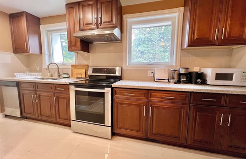 Richmond Hill House | Cozy Home Near Transit & Hillcrest Mall with Free Parking