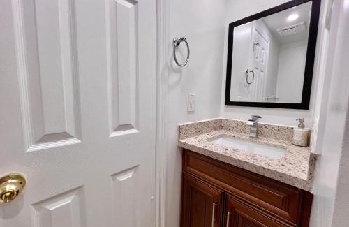 Richmond Hill House | Cozy Home Near Transit & Hillcrest Mall with Free Parking