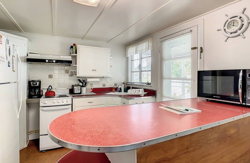 Venice House | Cozy Home Next to Venice Island w/Private Hot Tub and Pet Friendly