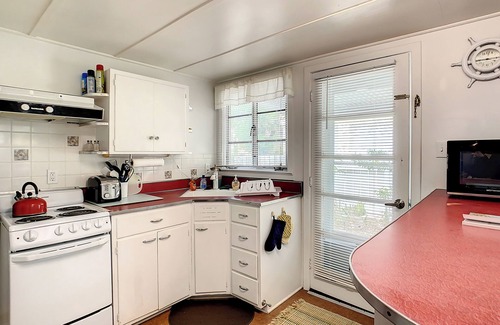 Venice House | Cozy Home Next to Venice Island w/Private Hot Tub and Pet Friendly