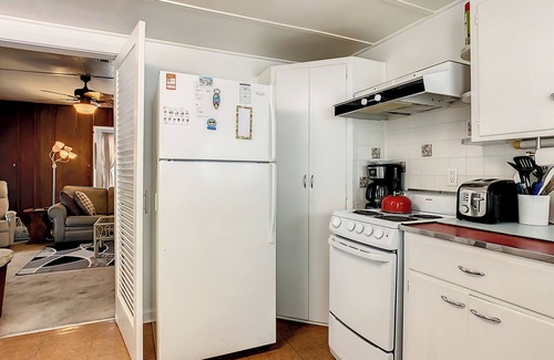 Venice House | Cozy Home Next to Venice Island w/Private Hot Tub and Pet Friendly