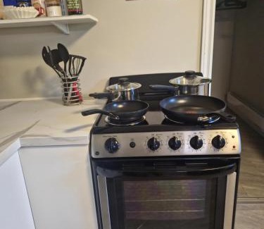 Rideau Heights Apartment | Cozy home on a quiet street minutes to DT Kingston