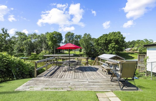 West Livingston House | Cozy Home on the Lake