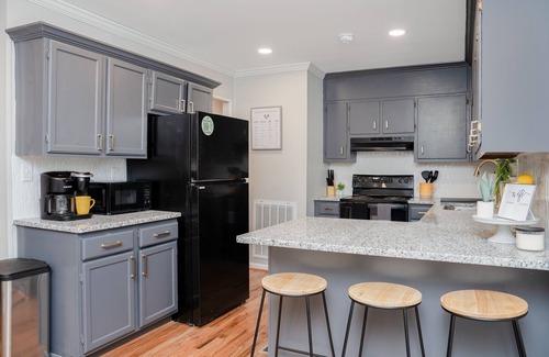 Alabaster House | Cozy Home, Perfect for Families! 3 Bedroom with fenced yard/garage storage