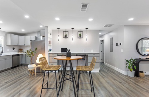 Gresham Park House | Cozy Home - Prime Location - Stylish Amenities