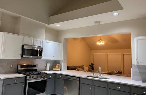 Clodine House | Cozy Home, Quiet Neighborhood, Close to Sugarland, only 23 minutes to Downtown
