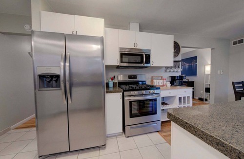 Farmington Hills House | Cozy home sleeps 10, fire-pit, entertaining space