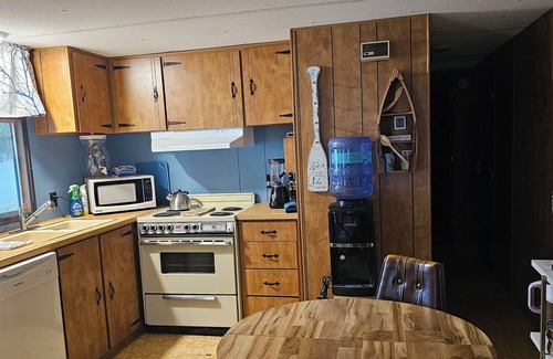Usk House | Cozy home, steps from the lake in peaceful Usk with AC, WiFi, easy/free parking