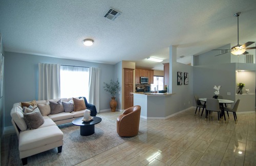 Lakeside Estates House | Cozy home steps from Theme Parks & Coast!