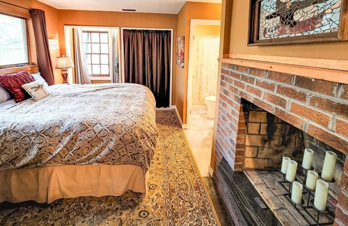 Waitsfield House | Cozy home tucked away in the mountains with hot tub and fire pit