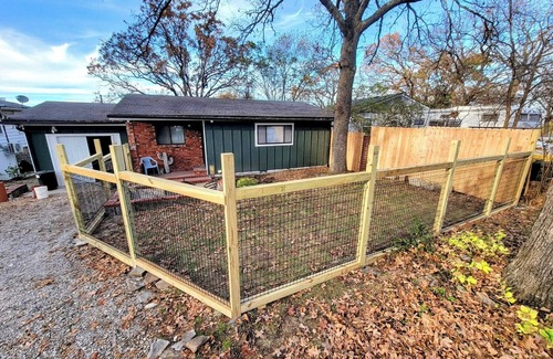 Warsaw House | Cozy Home w/Doggy Fence