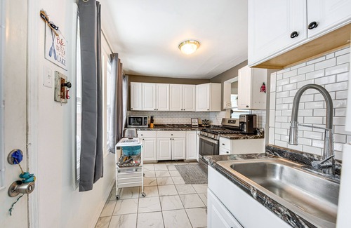 Twin Lakes House | Cozy Home w/Fire Pit: 2 Blocks to Lake Mary!