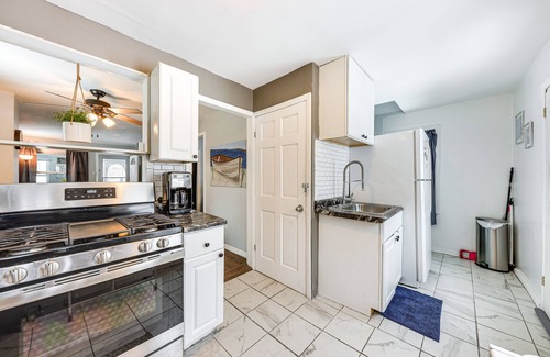 Twin Lakes House | Cozy Home w/Fire Pit: 2 Blocks to Lake Mary!
