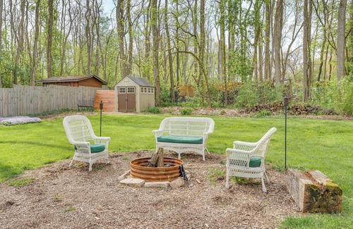 Twin Lakes House | Cozy Home w/Fire Pit: 2 Blocks to Lake Mary!