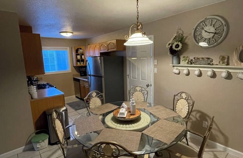 Vallejo House | Cozy Home w/Large Private Backyard. Minutes to Napa, Six Flags & ferry.