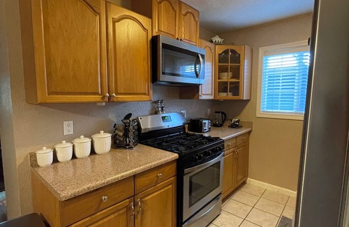 Vallejo House | Cozy Home w/Large Private Backyard. Minutes to Napa, Six Flags & ferry.