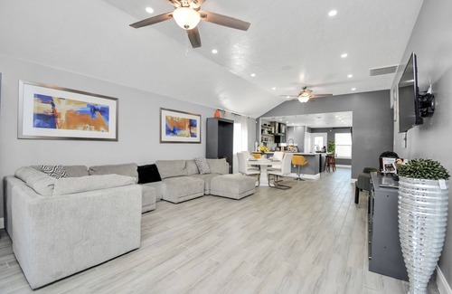Houston House | Cozy Home w/surrond sound. TV in every room 15 minutes to downtown
