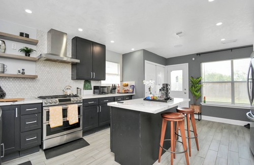 Houston House | Cozy Home w/surrond sound. TV in every room 15 minutes to downtown