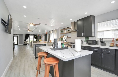 Houston House | Cozy Home w/surrond sound. TV in every room 15 minutes to downtown