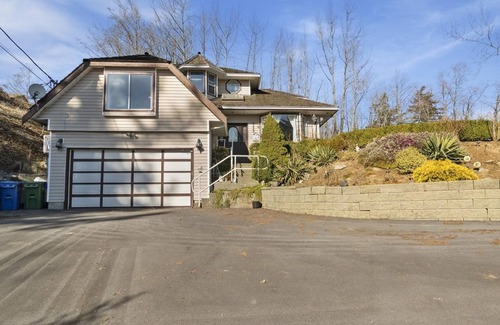 West Abbotsford House | Cozy Home with a View Large Lot