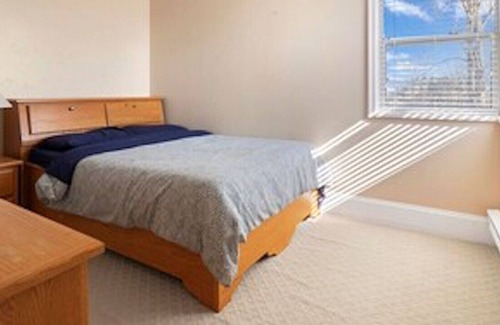 West Abbotsford House | Cozy Home with a View on Private Acre and Close to Hwy(Contact for longer Stay)