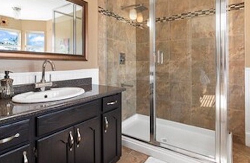 West Abbotsford House | Cozy Home with a View on Private Acre and Close to Hwy(Contact for longer Stay)