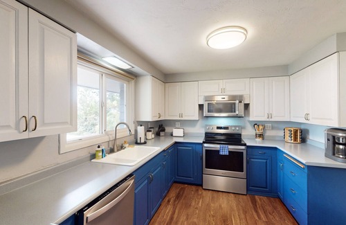 Eugene House | Cozy home with BBQ grill, WiFi, streaming, shared backyard