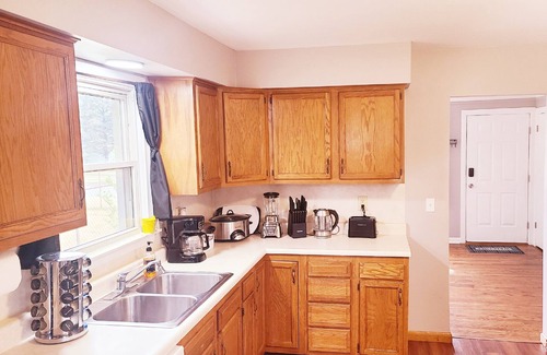 Westland House | Cozy Home with Bonefire: 30 mins from Detroit/AA