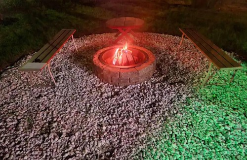 Westland House | Cozy Home with Bonefire: 30 mins from Detroit/AA
