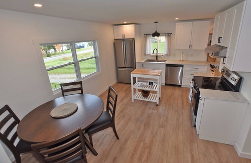 Woodstock House | Cozy Home With River View