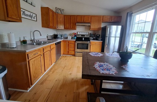 Dry Ridge House | Cozy home with Game Room near the Ark Encounter! Family Friendly! Sleeps 9.