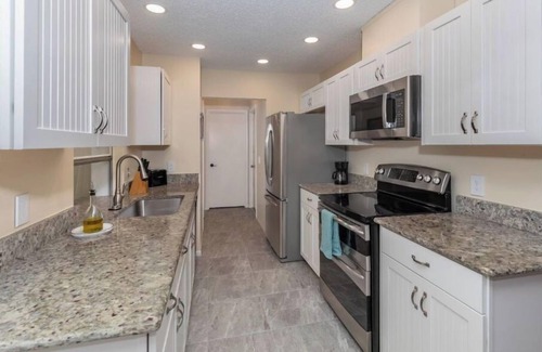 Venice Gardens House | Cozy home with heated pool - 8 min from the beach.
